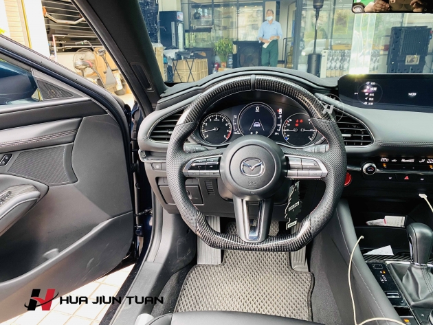 CX-30 卡夢方向盤