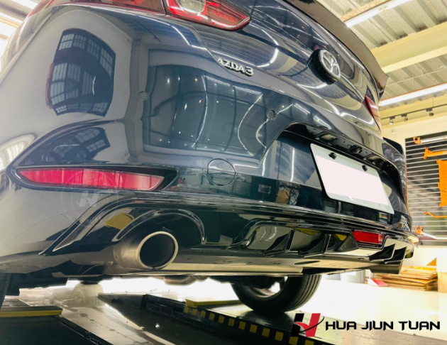 四代 Mazda3 四門 後下巴