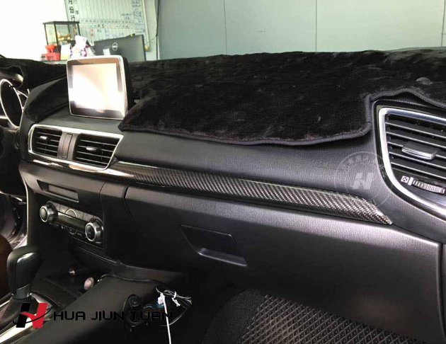 三代 Mazda3 正卡夢 手套箱上飾條