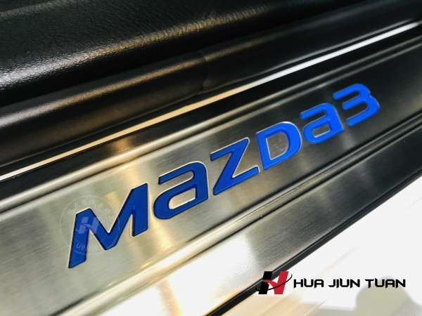 三代 Mazda3 迎賓踏板